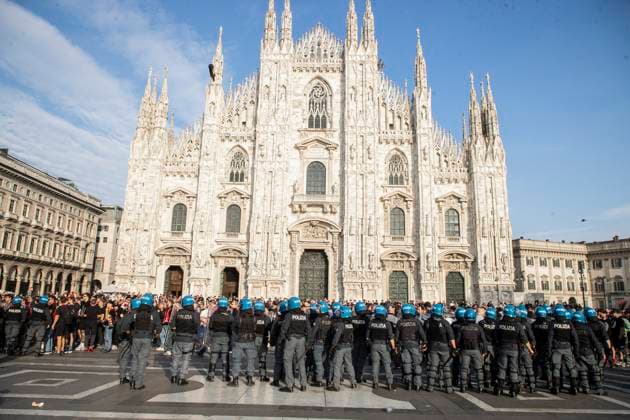 Tifosi Slavia Praga in Piazza Duomo Milano - Italia - Cronaca MartedÃ¬, 30 Settembre, 2025 (Foto di Marco Ottico Lapresse) Slavia Prague fans in Cathedral Square Milan - Italy - News Tuesday, 30 September, 2025  Copyright: xMarcoxOttico LaPressex