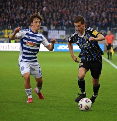 30 09 2025, Football, Men, 3 League, Season 2025 2026, 1 FC Saarbrücken MSV Duisburg, Simon Symalla MSV Duisburg Till Schumacher 1 FC Saarbruecken Saarbrücken Ludwigsparkstadion Saarland Germany EN Copyright: xFabianxKleerx