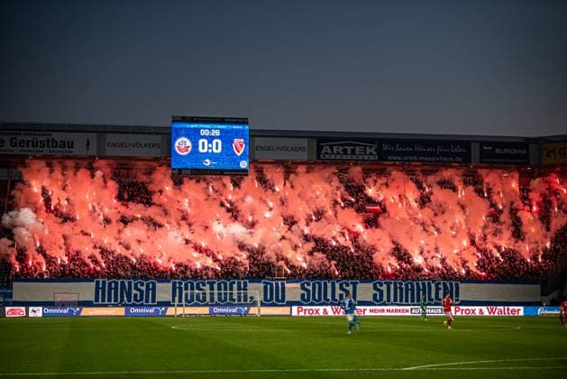 Rostock, Germany 30 September 2025 3 Liga 2025 2026 FC Hansa Rostock vs FC Energie Cottbus In the picture Pyroshow on the South Stand , Hansa Rostock du sollst strahlen DFB regulations prohibit any use of photographs as image sequences and or quasi video Copyright: xFotostandx xVoelkerx