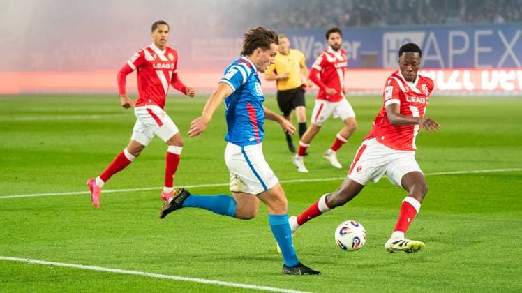 30 9 2025, Soccer, GER, Men, 3 Liga, DFL, Matchday 9, Season 2025 26, FC Hansa Rostock FC Energie Cottbus, Benno Dietze FC Hansa Rostock, 2 v re vs King Samuel Manu FC Energie Cottbus, re Rostock Ostseestadion Mecklenburg Vorpommern Germany