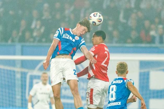 left Ryan Naderi Rostock vs Nyamekye Awortwie Grant FCE GER, FC Hansa Rostock vs FC Energie Cottbus, Soccer, Men, 3 Liga, 09 Matchday, Season 2025 2026, 30 09 2025 Rostock Ostseestadion Mecklenburg Vorpommern Germany