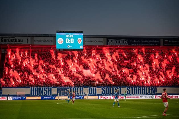 Rostock, Germany 30 September 2025 3 Liga 2025 2026 FC Hansa Rostock vs FC Energie Cottbus In the picture Pyroshow on the South Stand , Hansa Rostock du sollst strahlen DFB regulations prohibit any use of photographs as image sequences and or quasi video Copyright: xFotostandx xVoelkerx