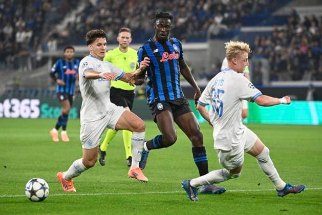 Atalanta v Club Brugge - UEFA Champions League BERGAMO, ITALY - SEPTEMBER 30 : Kossounou Odilon defender of Atalanta , Tzolis Christos forward of Club Brugge and Seys Joaquim defender of Club Brugge during the UEFA Champions League 2025 26 League Phase MD2 match between Atalanta and Club Brugge on September 30, 2025 in Bergamo, Italy, 30 09 2025 Bergamo Italy  Copyright: xPeterxDexVoechtx