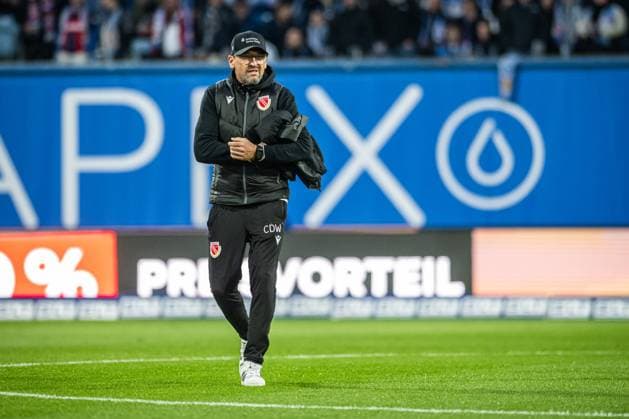 Rostock, Germany 30 September 2025 3 Liga 2025 2026 FC Hansa Rostock vs FC Energie Cottbus In the picture Coach Claus Dieter Wollitz Energie Cottbus DFB regulations prohibit any use of photographs as image sequences and or quasi video Copyright: xFotostandx xVoelkerx