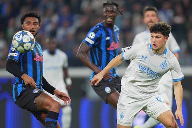 Atalanta s Ederson fights for the ball with Brugge s Kyriani Sabbe during the Uefa Champions League soccer match between Atalanta and Club Brugge at the New Balance Stadium in Bergamo , north Italy - Tuesday, September 30 , 2025. - Soccer .  Copyright: xSpada LaPressex