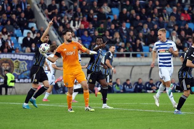 30 09 2025, xrekx, Fußball 3 Liga, 1 FC Saarbruecken MSV Duisburg v l Sven Sonnenberg 1 FC Saarbruecken Phillip Menzel 1 FC Saarbruecken Abdoulaye Kamara 1 FC Saarbruecken Florian Krüger Krueger MSV Duisburg DFL DFB REGULATIONS PROHIBIT ANY USE OF PHOTOGRAPHS as IMAGE SEQUENCES and or QUASI VIDEO Saarbruecken