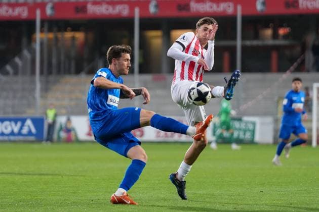 Sascha Eisele TSG Balingen, 02 in duel with Mateo Zelic SC Freiburg II, 29 , Germany, Soccer, Regionalliga Südwest, Matchday 10, 2025 2026, SC Freiburg II vs TSG Balingen, 30 09 2025, Dreisamstadion, Freiburg, Germany DFB REGULATIONS PROHIBIT ANY USE OF PHOTOGRAPHS AS IMAGE SEQUENCES AND OR QUASI VIDEO Freiburg Dreisamstadion Baden Wuerttemberg Germany Copyright: xArnexAmbergx