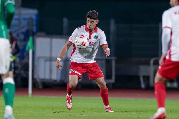 Rohin Shivani VfB Lübeck, 20 on the ball, single image, full body, action, action, match scene, 30 09 2025, Bremen Germany , Soccer, Regionalliga Nord, SV Werder Bremen II VfB Lübeck xobx