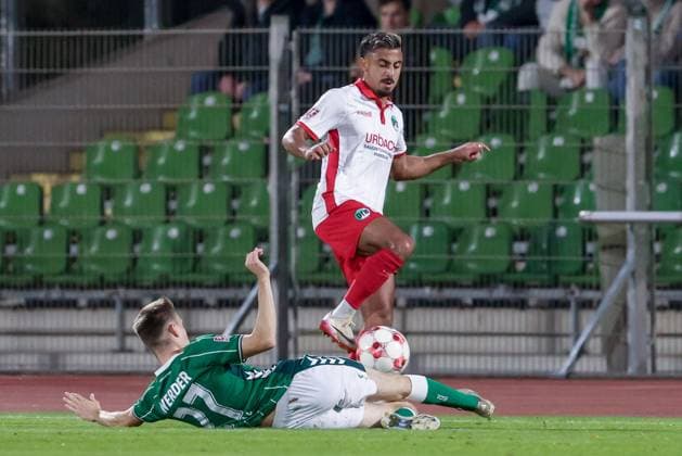from left Ole Schulz SV Werder Bremen II, 27 and Ali Abu Alfa VfB Lübeck, 11 in duel, duel, dynamics, action, action, match scene, 30 09 2025, Bremen Germany , Soccer, Regionalliga Nord, SV Werder Bremen II VfB Lübeck xobx