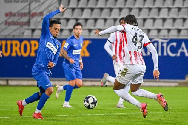 Amnay Moutassime TSG Balingen, 18 , Bruno Ogbus SC Freiburg II, 43 have the ball in focus GER, SC Freiburg TSG Balingen, Football, Regionalliga Suedwest, Matchday 10, Season 2025 2026, 30 09 2025 DFB REGULATES PROHIBIT ANY USE OF PHOTOGRAPHS AS IMAGE SEQUENCES AND OR QUASI VIDEO GER, SC Freiburg TSG Balingen, Football, Regionalliga Suedwest, Matchday 10, Season 2025 2026, 30 09 2025 Freiburg Copyright: xEibner-Pressefoto ThomasxHessx EP_THS