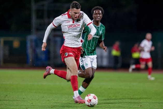 from left Antonio Verinac VfB Lübeck, 9 and Wesley Adeh SV Werder Bremen II, 6 in running duel, duel, dynamics, action, action, match scene, 30 09 2025, Bremen Germany , Soccer, Regionalliga Nord, SV Werder Bremen II VfB Lübeck xobx