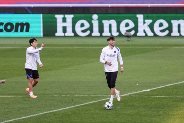 September 30, 2025, Barcelona, Barcelona, SPAIN: Fabian Ruiz and Kang-in Lee during the training day of Paris Saint-Germain ahead UEFA Champions League 2025 26, football match against FC Barcelona, Barca at Estadi Olimpic Lluis Companys on September 30, 2025 in Barcelona, Spain. Barcelona SPAIN - ZUMAa181 20250930_zaa_a181_112 Copyright: xJavierxBorregox