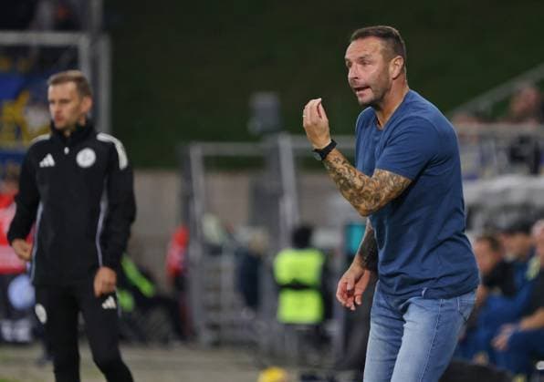 30 09 2025, Football, Men, 3 League, Season 2025 2026, 1 FC Saarbrücken MSV Duisburg, Coach Dietmar Hirsch MSV Duisburg gesticulates, gives instructions Saarbrücken Ludwigsparkstadion Saarland Germany EN Copyright: xFabianxKleerx