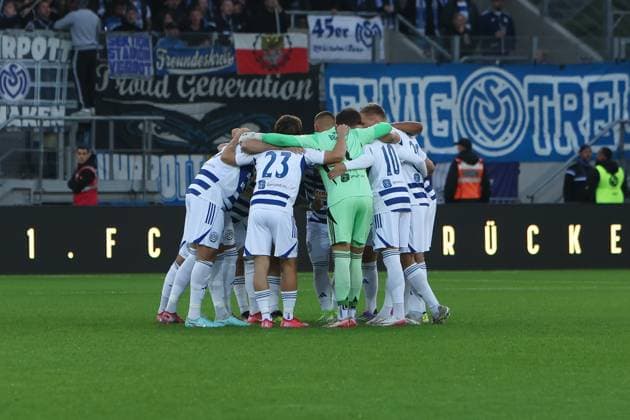 Sport, Football, 3 Liga Season 2025 2026 9 Matchday 1 FC Saarbrücken MSV Duisburg 30 09 2025, Ludwigsparkstadion Teamkreis MSV Duisburg Saarbrücken Ludwigsparkstadion Saarland Germany