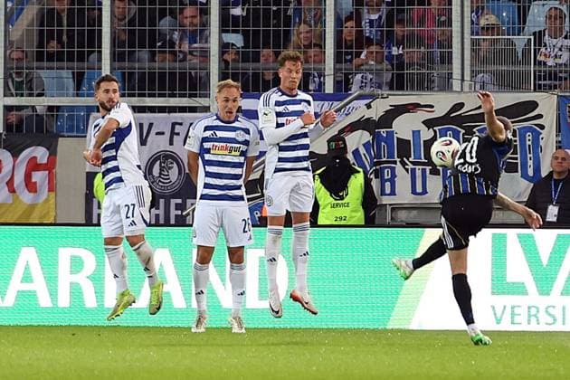 30 09 2025, xrekx, Fußball 3 Liga, 1 FC Saarbruecken MSV Duisburg v l Can Coskun MSV Duisburg Florian Krüger Krueger MSV Duisburg Christian Viet MSV Duisburg Florian Pick 1 FC Saarbruecken DFL DFB REGULATIONS PROHIBIT ANY USE OF PHOTOGRAPHS as IMAGE SEQUENCES and or QUASI VIDEO Saarbruecken