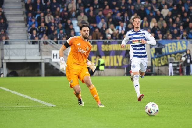 30 09 2025, xrekx, Fussball 3 Liga, 1 FC Saarbruecken MSV Duisburg v l Phillip Menzel 1 FC Saarbruecken Christian Viet MSV Duisburg DFL DFB REGULATIONS PROHIBIT ANY USE OF PHOTOGRAPHS as IMAGE SEQUENCES and or QUASI VIDEO Saarbruecken