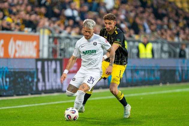 Marvin Stefaniak Erzgebirge Aue, 34 vs Felix Meyer Alemannia Aachen, 04 Alemannia Aachen vs Erzgebirge Aue, Football, 3 Liga, Matchday 9, Season 2025 2026, 30 09 2025 DFB REGULATIONS PROHIBIT ANY USE OF PHOTOGRAPHS AS IMAGE SEQUENCES AND OR QUASI VIDEO Alemannia Aachen vs Erzgebirge Aue, Football, 3 Liga, Matchday 9, Season 2025 2026, 30 09 2025 Aachen Copyright: xEibner-Pressefoto J.xDerondeaux EP_JDU