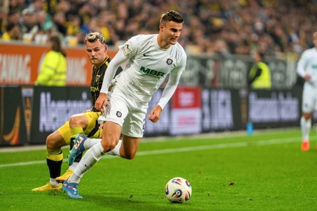 On the ball Tristan Zobel Erzgebirge Aue, 25 , behind Mika Schroers Alemannia Aachen, 30 Alemannia Aachen vs Erzgebirge Aue, Football, 3 Liga, Matchday 9, Season 2025 2026, 30 09 2025 DFB REGULATIONS PROHIBIT ANY USE OF PHOTOGRAPHS AS IMAGE SEQUENCES AND OR QUASI VIDEO Alemannia Aachen vs Erzgebirge Aue, Football, 3 Liga, Matchday 9, Season 2025 2026, 30 09 2025 Aachen Copyright: xEibner-Pressefoto J.xDerondeaux EP_JDU