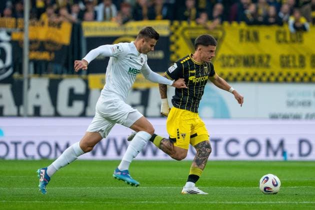 Tristan Zobel Erzgebirge Aue, 25 in duel with Niklas Horst Castelle Alemannia Aachen, 30 Alemannia Aachen vs Erzgebirge Aue, Football, 3 Liga, Matchday 9, Season 2025 2026, 30 09 2025 DFB REGULATIONS PROHIBIT ANY USE OF PHOTOGRAPHS AS IMAGE SEQUENCES AND OR QUASI VIDEO Alemannia Aachen vs Erzgebirge Aue, Football, 3 Liga, Matchday 9, Season 2025 2026, 30 09 2025 Aachen Copyright: xEibner-Pressefoto J.xDerondeaux EP_JDU