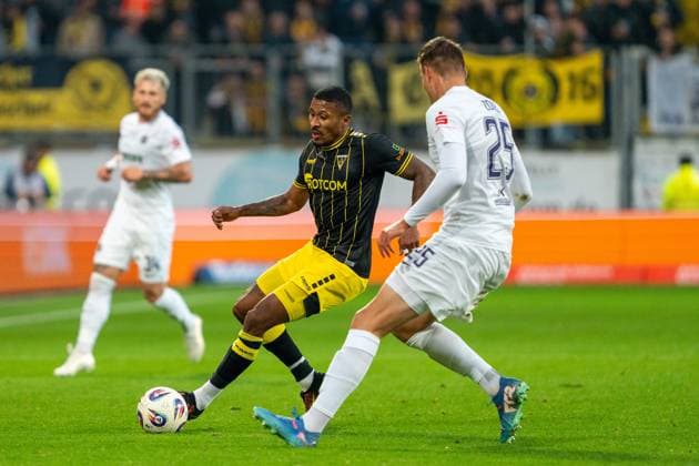 Florian Heister Alemannia Aachen, 19 before Tristan Zobel Erzgebirge Aue, 25 Alemannia Aachen vs Erzgebirge Aue, Football, 3 Liga, Matchday 9, Season 2025 2026, 30 09 2025 DFB REGULATIONS PROHIBIT ANY USE OF PHOTOGRAPHS AS IMAGE SEQUENCES AND OR QUASI VIDEO Alemannia Aachen vs Erzgebirge Aue, Football, 3 Liga, Matchday 9, Season 2025 2026, 30 09 2025 Aachen Copyright: xEibner-Pressefoto J.xDerondeaux EP_JDU