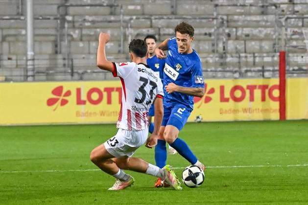 Sascha Eisele TSG Balingen, 02 on the ball and in a duel with Karl Steinmann SC Freiburg II, 33 GER, SC Freiburg TSG Balingen, Football, Regionalliga Suedwest, Matchday 10, Season 2025 2026, 30 09 2025 DFB REGULATIONS PROHIBIT ANY USE OF PHOTOGRAPHS AS IMAGE SEQUENCES AND OR QUASI VIDEO GER, SC Freiburg TSG Balingen, Football, Regionalliga Suedwest, Matchday 10, Season 2025 2026, 30 09 2025 Freiburg Copyright: xEibner-Pressefoto ThomasxHessx EP_THS