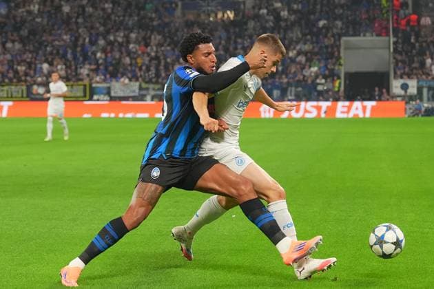 Atalanta s Ederson fights for the ball with Brugge s Nicolo Tresoldi during the Uefa Champions League soccer match between Atalanta and Club Brugge at the New Balance Stadium in Bergamo , north Italy - Tuesday, September 30 , 2025. - Soccer .  Copyright: xSpada LaPressex