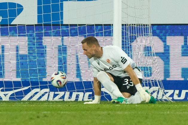 Not in picture Scorer Ryan Naderi Rostock scores to 1 1 Goalkeeper Marius Funk FCE lets the ball slip through his legs GER, FC Hansa Rostock vs FC Energie Cottbus, Football, Men, 3 Liga, Matchday 09, Season 2025 2026, 30 09 2025 Rostock Ostseestadion Mecklenburg Vorpommern Germany