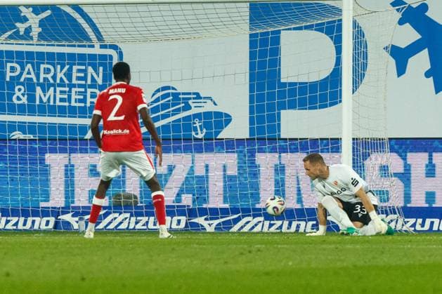 Not in picture Scorer Ryan Naderi Rostock scores to 1 1 Goalkeeper Marius Funk FCE lets the ball slip through his legs GER, FC Hansa Rostock vs FC Energie Cottbus, Football, Men, 3 Liga, Matchday 09, Season 2025 2026, 30 09 2025 Rostock Ostseestadion Mecklenburg Vorpommern Germany