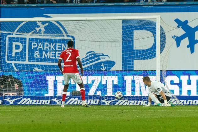 Not in picture Scorer Ryan Naderi Rostock scores to 1 1 Goalkeeper Marius Funk FCE lets the ball slip through his legs GER, FC Hansa Rostock vs FC Energie Cottbus, Football, Men, 3 Liga, Matchday 09, Season 2025 2026, 30 09 2025 Rostock Ostseestadion Mecklenburg Vorpommern Germany
