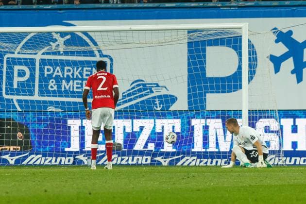 Not in picture Scorer Ryan Naderi Rostock scores to 1 1 Goalkeeper Marius Funk FCE lets the ball slip through his legs GER, FC Hansa Rostock vs FC Energie Cottbus, Football, Men, 3 Liga, Matchday 09, Season 2025 2026, 30 09 2025 Rostock Ostseestadion Mecklenburg Vorpommern Germany