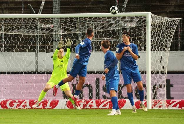 30 09 2025, Germany, Stuttgart, Soccer Regionalliga Südwest, SV Stuttgarter Kickers vs SGV Freiberg, in goal Benedikt Grawe SGV