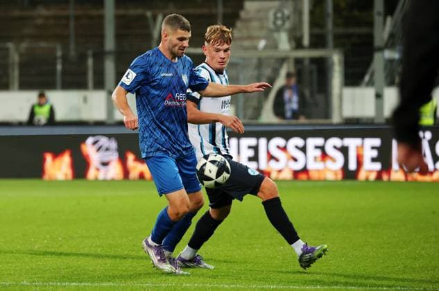 30 09 2025, Germany, Stuttgart, Soccer Regionalliga Südwest, SV Stuttgarter Kickers vs SGV Freiberg, f l Jacob Engel SGV , Samuel Unsöld Kickers