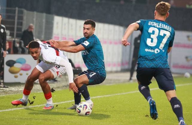 30 09 25 VfB Stuttgart II SV Wehen Wiesbaden Germany, Großaspach, 30 09 2025, Football, 3 Liga, VfB Stuttgart II SV Wehen Wiesbaden v li Nikolas Nartey VFB, Nr 1 Tarik Gözüsirin Wiesbaden