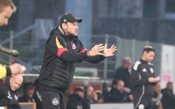 30 09 25 VfB Stuttgart II SV Wehen Wiesbaden Germany, Großaspach, 30 09 2025, Football, 3 Liga, VfB Stuttgart II SV Wehen Wiesbaden Coach Nils Döring Wiesbaden