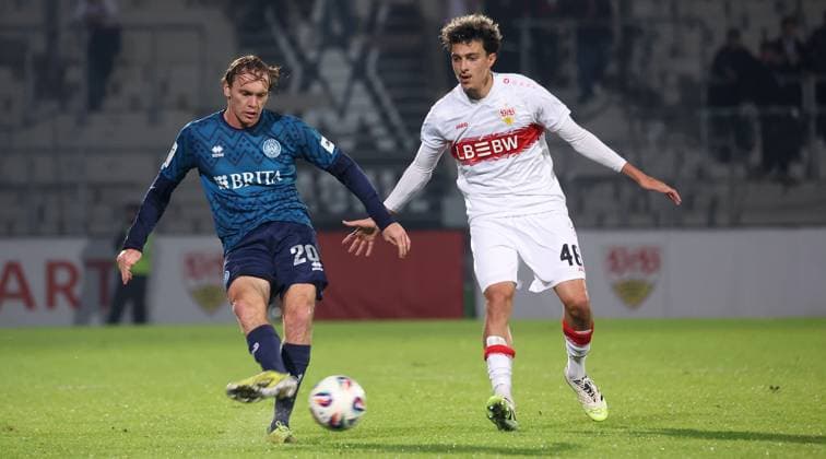 BAU 30 09 2025 Aspach Football VfB Stuttgart II vs SV Wehen Wiesbaden, f l Ryan Nils Johansson Wiesbaden , Ameen Al Dakhil VfB II