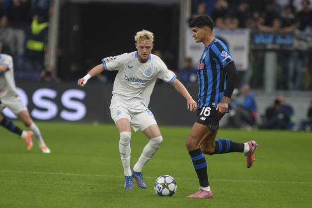 Raul Bellanova of Atalanta BC competes for the ball with Joaquin Seys of Club Brugge during Atalanta BC vs Club Brugge, Chanpions League 2025-26 League phase, Matchday 2Â°, game at New Balance Arena in Bergamo (BG), Italy, on September 30, 2025.  Copyright: xDavidexCasentini IPAxSportx xipa-agency.netx xx IPA_65970048 IPA_Agency_IPA65970048