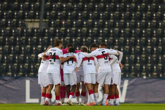 Player circle VfB Stuttgart II in front of empty stands GER, VfB Stuttgart II vs SV Wehen Wiesbaden, Football, Men, 3 League, Matchday 9, Season 2025 2026, 30 09 2025 GER, VfB Stuttgart II vs SV Wehen Wiesbaden, Football, Men, 3 League, Matchday 9, Season 2025 2026, 30 09 2025 Aspach Copyright: xEibner-Pressefoto GeraldxOelze-dx EP_ODS