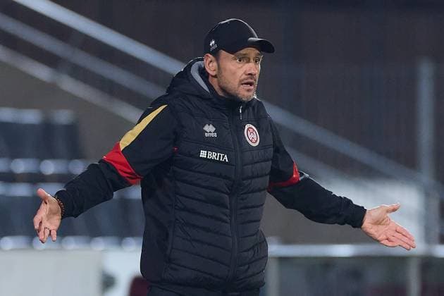 Portrait, Portraet, Freisteller von Nils Doering SV Wehen Wiesbaden, Chef Trainer , perplexed, questioning GER, VfB Stuttgart II vs SV Wehen Wiesbaden, Football, Men, 3 Liga, 9 Matchday, Season 2025 2026, 30 09 2025 GER, VfB Stuttgart II vs SV Wehen Wiesbaden, Football, Men, 3 Liga, 9 Matchday, Season 2025 2026, 30 09 2025 Aspach Copyright: xEibner-Pressefoto GeraldxOelze-dx EP_ODS