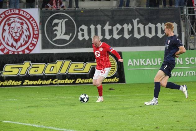 30 09 2025 xmgoodx Offenbach am Main, Sparda Bank Hessen Stadion Stadion Bieberer Berg Regionalliga Saison 2025 2026 Kickers Offenbach OFC SG Barockstadt Fulda Lehnerz Valdrin Mustafa 9, OFC faster than Pietro Besso Fulda