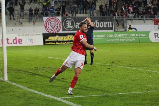 30 09 2025 xmgoodx Offenbach am Main, Sparda Bank Hessen Stadion Stadion Bieberer Berg Regionalliga Saison 2025 2026 Kickers Offenbach OFC SG Barockstadt Fulda Lehnerz Goal celebration after the 1-0 goal by Valdrin Mustafa 9, OFC