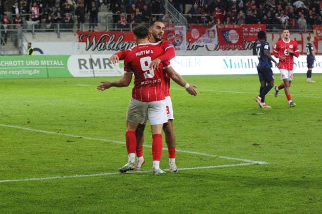 30 09 2025 xmgoodx Offenbach am Main, Sparda Bank Hessen Stadion Stadion Bieberer Berg Regionalliga Saison 2025 2026 Kickers Offenbach OFC SG Barockstadt Fulda Lehnerz Goal celebration after the 1-0 goal by Valdrin Mustafa 9, OFC