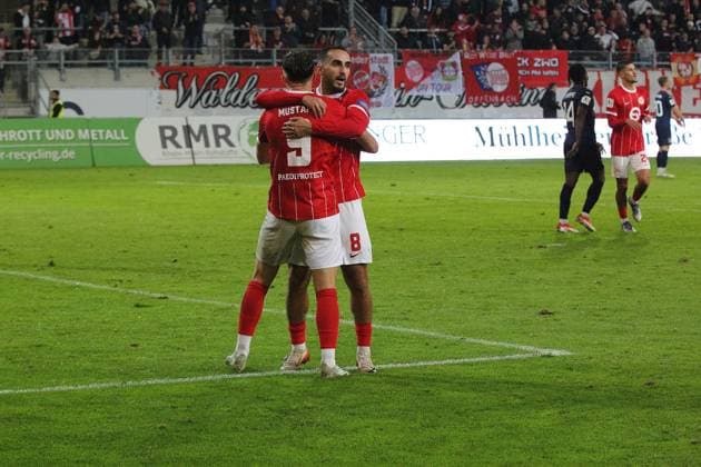 30 09 2025 xmgoodx Offenbach am Main, Sparda Bank Hessen Stadion Stadion Bieberer Berg Regionalliga Saison 2025 2026 Kickers Offenbach OFC SG Barockstadt Fulda Lehnerz Goal celebration after the 1-0 goal by Valdrin Mustafa 9, OFC
