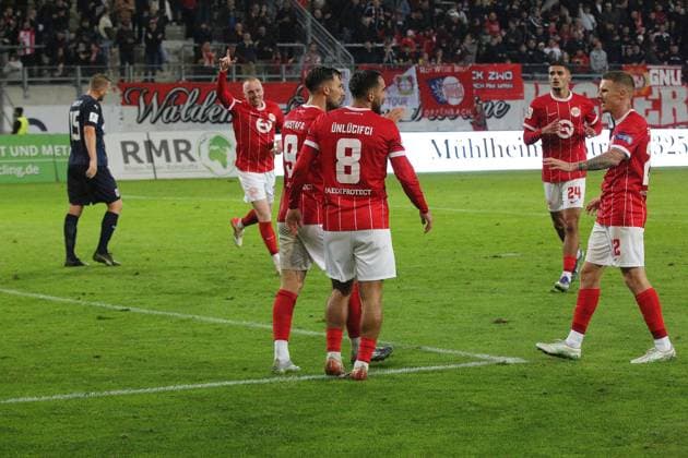 30 09 2025 xmgoodx Offenbach am Main, Sparda Bank Hessen Stadion Stadion Bieberer Berg Regionalliga Saison 2025 2026 Kickers Offenbach OFC SG Barockstadt Fulda Lehnerz Goal celebration after the 1-0 goal by Valdrin Mustafa 9, OFC