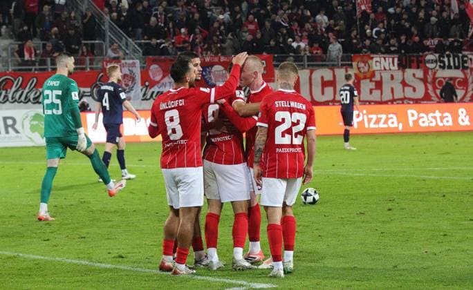 30 09 2025 xmgoodx Offenbach am Main, Sparda Bank Hessen Stadion Stadion Bieberer Berg Regionalliga Saison 2025 2026 Kickers Offenbach OFC SG Barockstadt Fulda Lehnerz Goal celebration after the 1-0 goal by Valdrin Mustafa 9, OFC