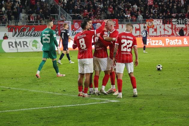 30 09 2025 xmgoodx Offenbach am Main, Sparda Bank Hessen Stadion Stadion Bieberer Berg Regionalliga Saison 2025 2026 Kickers Offenbach OFC SG Barockstadt Fulda Lehnerz Goal celebration after the 1-0 goal by Valdrin Mustafa 9, OFC