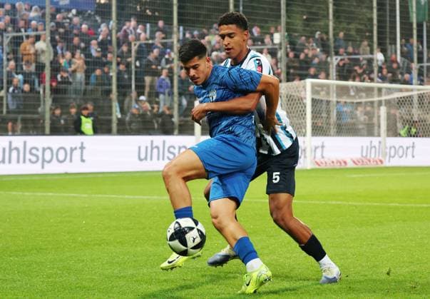 30 09 2025, Germany, Stuttgart, Soccer Regionalliga Südwest, SV Stuttgarter Kickers vs SGV Freiberg, f l Henrick Selitaj SGV , Jacob Danquah Kickers