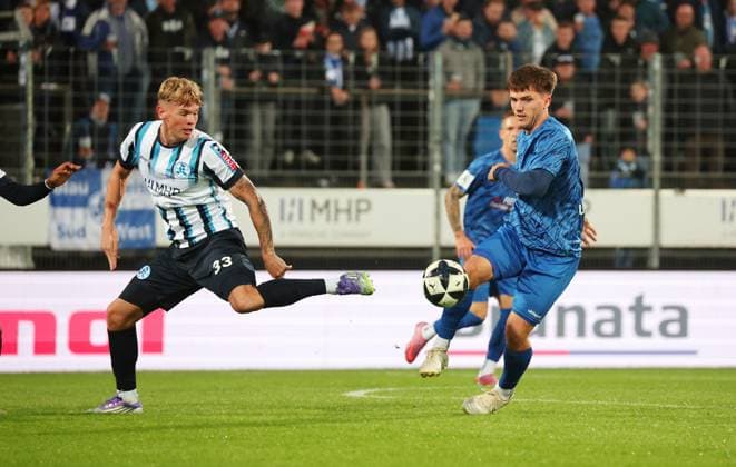 30 09 2025, Germany, Stuttgart, Soccer Regionalliga Südwest, SV Stuttgarter Kickers vs SGV Freiberg, f l Samuel Unsöld Kickers , Lukas Laupheimer SGV