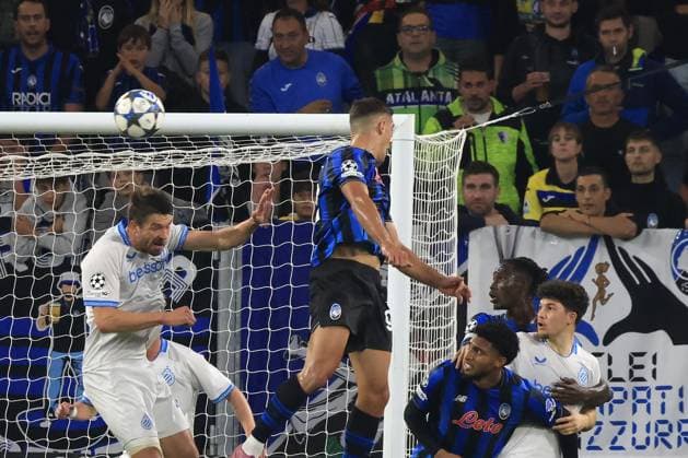 Atalanta v Club Brugge - UEFA Champions League BERGAMO, ITALY, SEPTEMBER 30: Nikola Krstovic, (2L), of Atalanta, heads the ball during the League phase UEFA Champions League football match between Atalanta and Club Brugge at the Stadio di Bergamo, Italy, on September 30, 2025. Riccardo De Luca Anadolu Bergamo Italy. Editorial use only. Please get in touch for any other usage.  Copyright: x2025xAnadoluxRiccardoxDexLucax