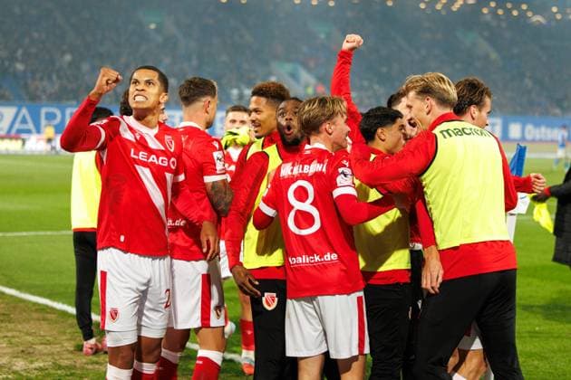 Goal celebration 0 1 Goalscorer No. 11 Moritz Hannemann FCE celebrates on the left Nyamekye Awortwie Grant FCE GER, FC Hansa Rostock vs FC Energie Cottbus, Football, Men, 3 League, Matchday 09, Season 2025 2026, 30 09 2025 Rostock Ostseestadion Mecklenburg Vorpommern Germany