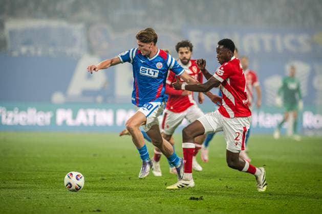 Rostock, Germany 30 September 2025 3 Liga 2025 2026 FC Hansa Rostock vs FC Energie Cottbus In the picture from left in a duel Ryan Naderi Hansa Rostock and King Manu Energie Cottbus DFB regulations prohibit any use of photographs as image sequences and or quasi video Copyright: xFotostandx xVoelkerx